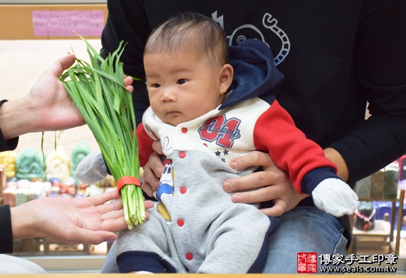 剃胎毛、滿月剃頭、嬰兒剃頭、嬰兒理髮、嬰兒剃髮、嬰兒剃胎毛、嬰兒滿月剃頭、寶寶剃頭、剃胎毛儀式、剃胎毛吉祥話、滿月剃頭儀式、滿月剃頭吉祥話、寶寶剃胎毛、寶寶滿月剃頭理髮、新北永和區剃胎毛、新北永和區滿月剃頭、新北永和區嬰兒剃頭剃胎毛、新北永和區嬰兒理髮、新北永和區嬰兒剃髮、吳寶寶(新北永和區嬰兒寶寶滿月剃頭理髮、免費嬰兒剃胎毛儀式吉祥話)。中國風會場，爸媽寶貝免費穿「日中韓」古裝禮服。專業拍照、DVD光碟、證書。★購買「臍帶章、肚臍章、胎毛筆刷印章」贈送：剃頭、收涎、抓周，三選一。2016.01.31 照片9